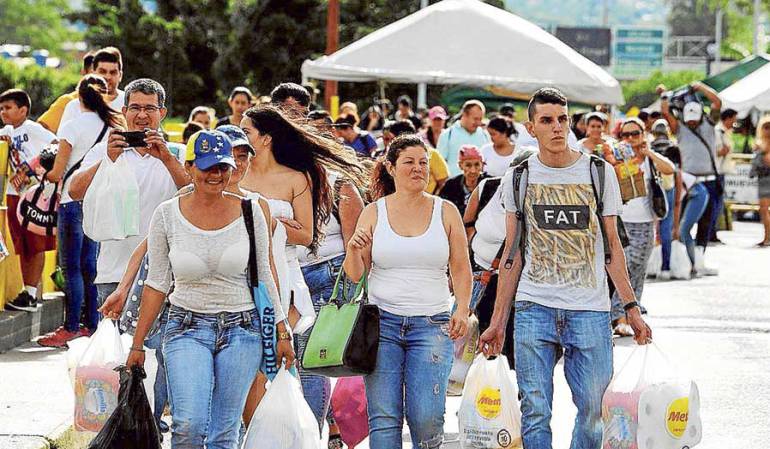 Maduro aumenta 40% el salario mínimo en Venezuela Maduro aumenta 40% el salario mínimo en Venezuela