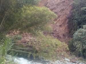 Los deslizamientos de tierra han afectado principalmente las vías Los deslizamientos de tierra han afectado principalmente las vías