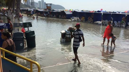 Alerta por alto oleaje en playas de Santa Marta: Susto de bañistas en El Rodadero por sorpresivo incremento del oleaje Alerta por alto oleaje en playas de Santa Marta: Susto de bañistas en El Rodadero por sorpresivo incremento del oleaje