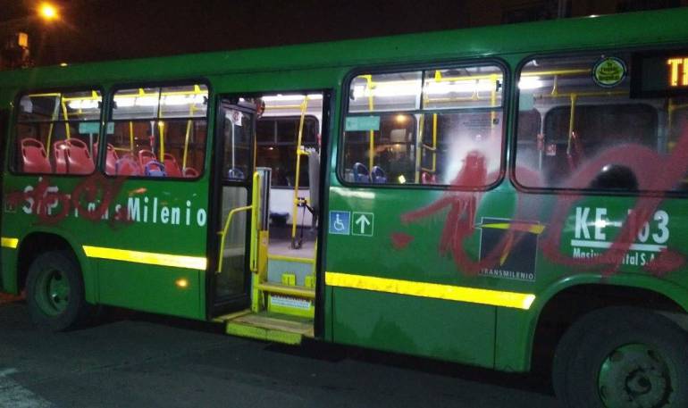 Transmilenio alimentadores Vándalos: Vándalos siguen atacando buses y alimentadores de Transmilenio