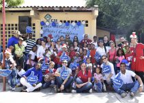 Tripulantes de crucero entregan regalos en colegio de Cartagena