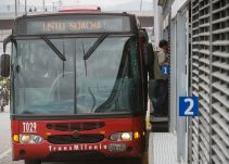 Estación de Transmilenio se queda sin piso y deja una mujer herida