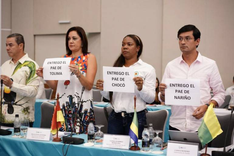 Con carteles en mano, Gobernadores del país entregan PAE al Gobierno Nacional por su desfinanciación: Con carteles en mano, Gobernadores del país entregan PAE al Gobierno Nacional por su desfinanciación