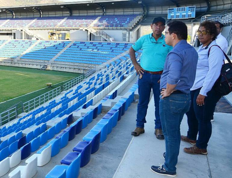Alcalde Rafael Martínez, inspeccionando obras del nuevo estadio de fútbol de Santa Marta. /FOTO ALCALDÍA