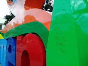 Así quedó parte del letrero “Yo amo Armenia” en el parque Sucre Así quedó parte del letrero “Yo amo Armenia” en el parque Sucre