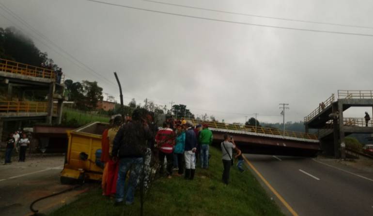 volqueta se llevó un puente y lo tumbó.: Habilitada la vía Bogotá – Giradot, luego de derrumbe de puente peatonal volqueta se llevó un puente y lo tumbó.: Habilitada la vía Bogotá – Giradot, luego de derrumbe de puente peatonal