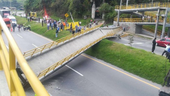 volqueta se llevó un puente y lo tumbó.: Habilitada la vía Bogotá – Giradot, luego de derrumbe de puente peatonal volqueta se llevó un puente y lo tumbó.: Habilitada la vía Bogotá – Giradot, luego de derrumbe de puente peatonal