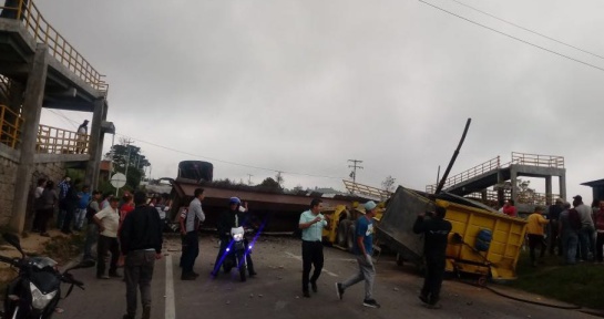 volqueta se llevó un puente y lo tumbó.: Habilitada la vía Bogotá – Giradot, luego de derrumbe de puente peatonal volqueta se llevó un puente y lo tumbó.: Habilitada la vía Bogotá – Giradot, luego de derrumbe de puente peatonal