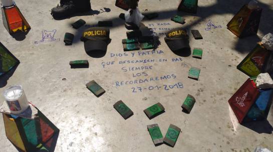 Vecinos de la estación de Policía San José rinden homenaje a uniformados Vecinos de la estación de Policía San José rinden homenaje a uniformados