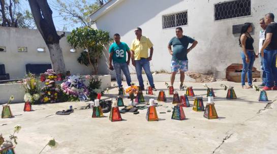 Vecinos de la estación de Policía San José rinden homenaje a uniformados Vecinos de la estación de Policía San José rinden homenaje a uniformados