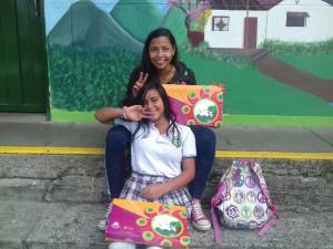 Los estudiantes de esta institución educativa agradecieron a los voceros del comité por este kit Los estudiantes de esta institución educativa agradecieron a los voceros del comité por este kit