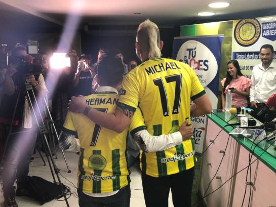 ATLÉTICO BUCARAMANGA FÚTBOL SHERMAN CÁRDENAS MICHAEL RANGEL: Video: Sherman Cárdenas y Michael Rangel ya se pusieron la camiseta ATLÉTICO BUCARAMANGA FÚTBOL SHERMAN CÁRDENAS MICHAEL RANGEL: Video: Sherman Cárdenas y Michael Rangel ya se pusieron la camiseta