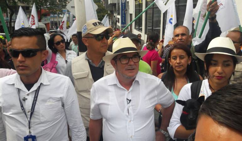 chiflas y silvidos a timochenko en campaña en armenia: Con gritos e insultos recibieron en Armenia a Timochenko