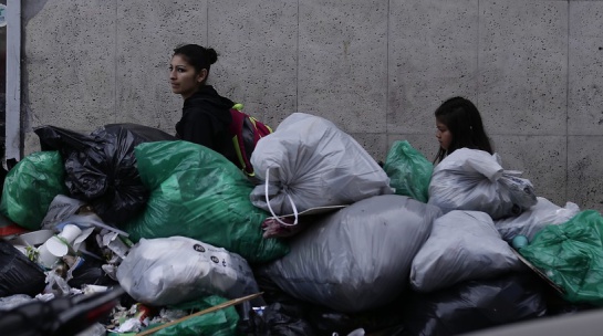 Bogotá vive de nuevo una emergencia sanitaria por cuenta de problemas en el sistema de recolección de basuras. Bogotá vive de nuevo una emergencia sanitaria por cuenta de problemas en el sistema de recolección de basuras.