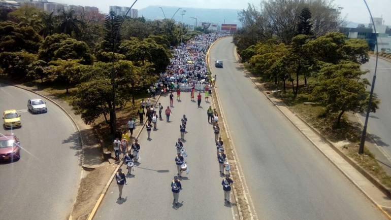 PROTESTA, RECHAZO, SOLIDARIDAD: Policía acompaña a comunidad en marcha