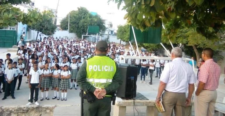 Policía de Cartagena se tomó los colegios en el regreso a clases