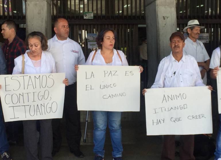 Silencio,Medellín,Ituango: Con minuto de silencio en Medellín se solidarizaron con Ituango