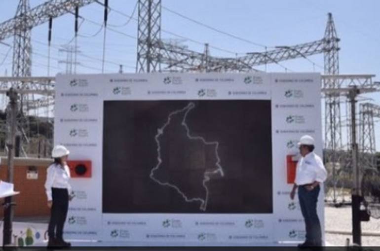 El Ministro de Minas y Energía, Germán Arce y la gerente del Grupo Energía Bogotá, Astrid Álvarez en la Subestación Río Córdoba. /FOTO MINMINAS
