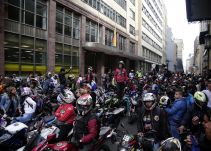 Motociclistas demandan decreto que prohíbe parrillero en Bogotá