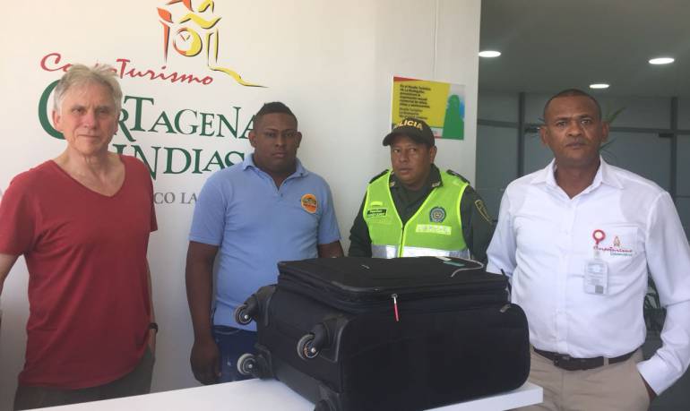 Policía condecoró a taxista que devolvió $2 millones en Cartagena