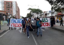 Marcha fúnebre por el Hospital Universitario de Santander
