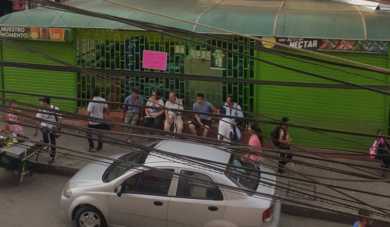 Disturbios en Villeta y Facativa en supermercados presuntamente de las Farc: Decretan toque de queda en Facatativá y Fusagasugá por saqueo a SuperCundi