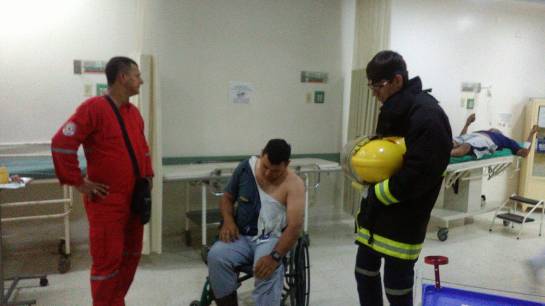 Uno de los bomberos herido en las protestas del Puerto Boyacá. Foto: Caracol Radio. Uno de los bomberos herido en las protestas del Puerto Boyacá. Foto: Caracol Radio.