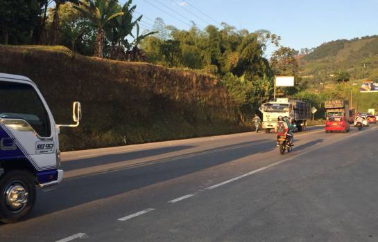 Conductores y peatones piden obras viales en la autopista del café Conductores y peatones piden obras viales en la autopista del café