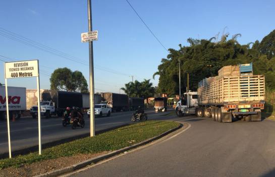 Conductores y peatones piden obras viales en la autopista del café Conductores y peatones piden obras viales en la autopista del café
