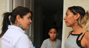 Helga Hernández Reyes, viceministra de educación visitado puerta a puerta viviendas para matricular estudiantes Helga Hernández Reyes, viceministra de educación visitado puerta a puerta viviendas para matricular estudiantes