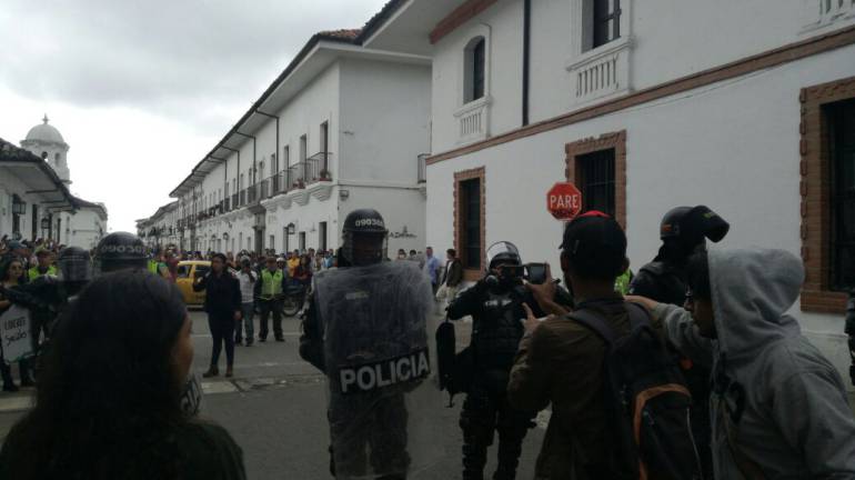 Fuertes disturbios en Popayán en medio de una visita de Álvaro Uribe