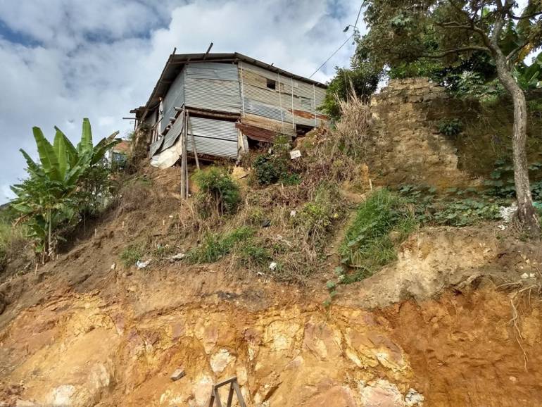"Casas en el aire" en la zona de ladera de Cali: En zonas de ladera de Cali aún existen “casas en el aire”