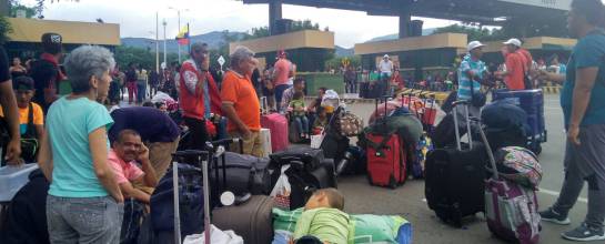 elecciones cierre frontera colombia venezuela: Anuncio de cierre de la frontera acelera el paso de venezolanos a Cúcuta