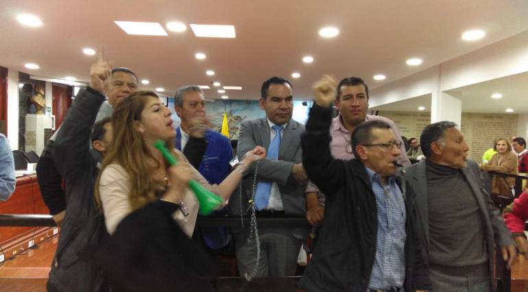 Ciudadanos y concejales se encadenan por alza de predial: Ciudadanos y concejales se encadenan por alza de predial