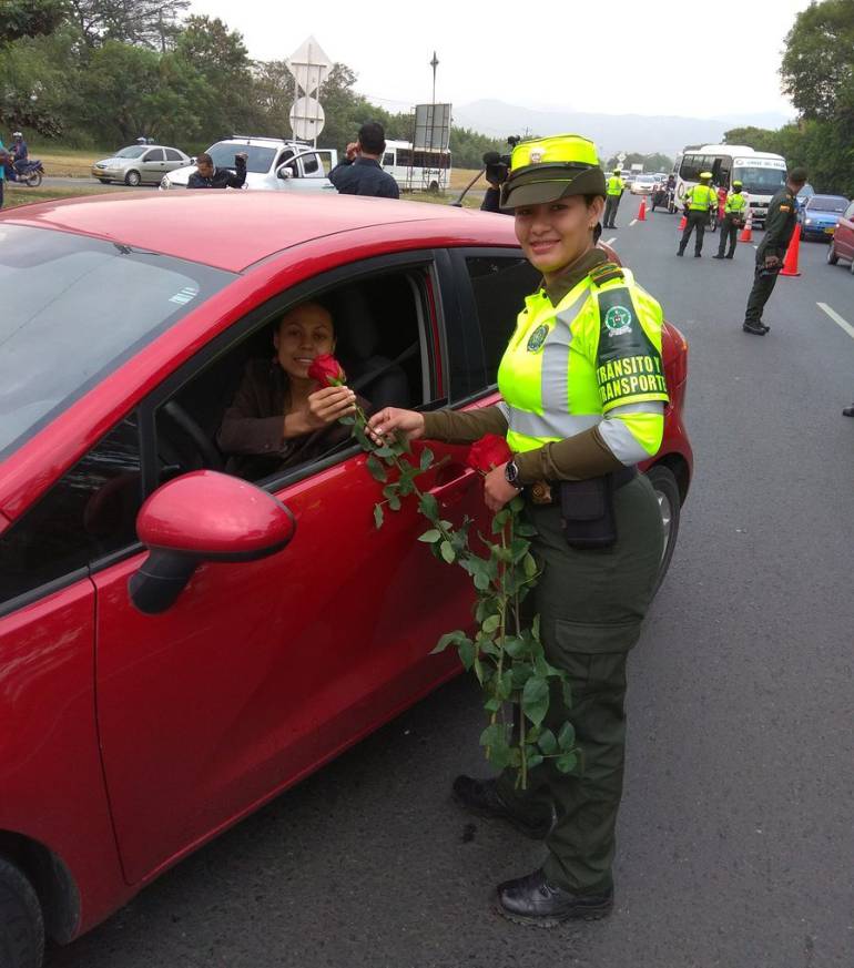 Día de La Mujer: Con la entrega de rosas la policía celebró el Día de la Mujer