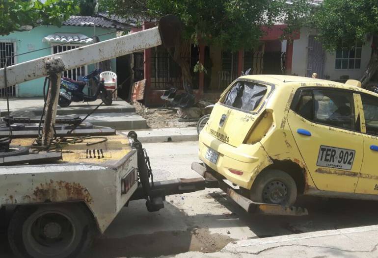 Retiran carros mal parqueados y chatarras en calles de Cartagena: Retiran carros mal parqueados y chatarras en calles de Cartagena