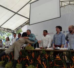 El vicepresidente de la república, Óscar Naranjo entregando diploma a ex combatientes El vicepresidente de la república, Óscar Naranjo entregando diploma a ex combatientes
