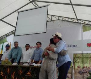Pastor Álape vocero de las Farc saludando a sus compañeros ex combatientes Pastor Álape vocero de las Farc saludando a sus compañeros ex combatientes