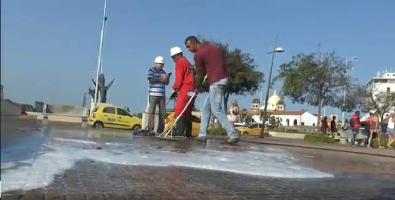 Limpieza exhaustiva al camellón de los mártires en Cartagena