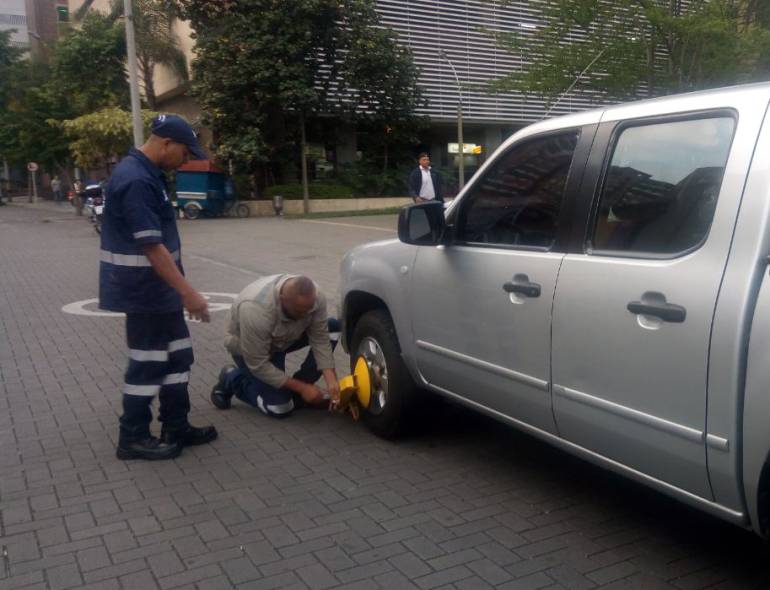Cepos, carros, Medellín: Desde el 14 de marzo, en Medellín aplican cepos a carros mal parqueados
