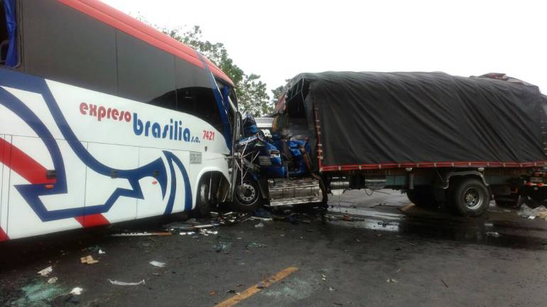 Un muerto y 6 heridos en accidente en vía Puerto Boyacá-Cartagena: Un muerto y 6 heridos en accidente en vía Puerto Boyacá-Cartagena