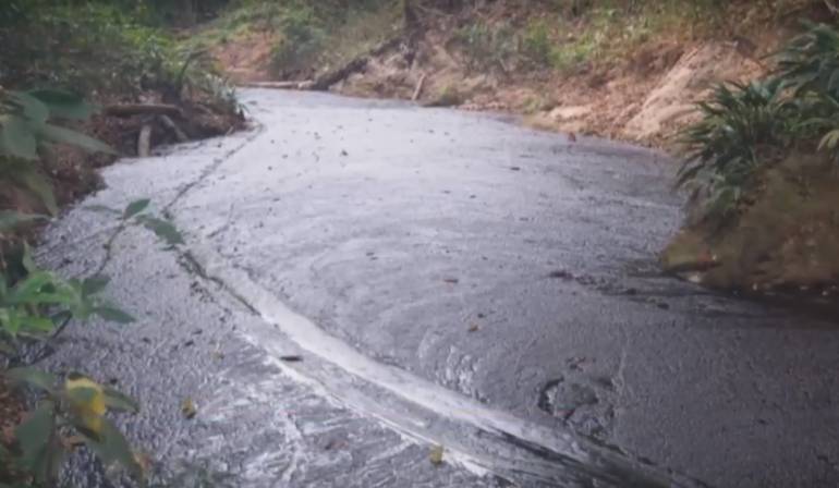 AMBIENTE, DERRAME, PETROLEO: Un derrame de petróleo ocurre en Santander