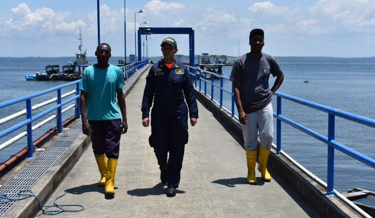 Armada Nacional: Rescatan a pescadores ecuatorianos en aguas del pacífico