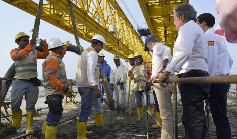 Obras en Cartagena: Santos fundió última loza de concreto del viaducto Cartagena - Barranquilla