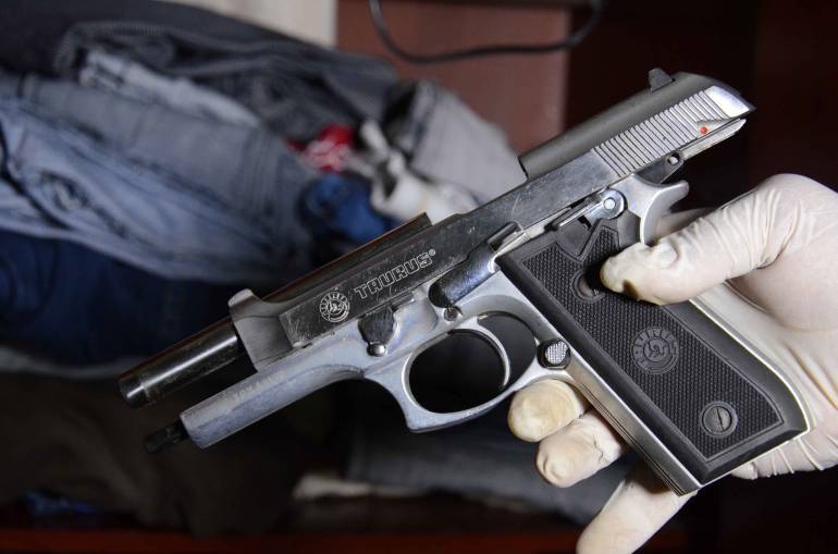 Joven de 17 años muere en Medellín jugando ruleta rusa