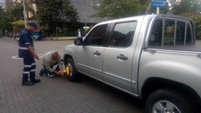 En una semana, a más de 60 vehículos les han puestos cepos en Medellín