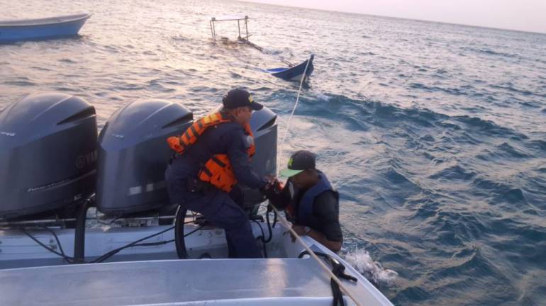 Armada Nacional rescató tres personas a la deriva en la bahía de Cartagena: Armada Nacional rescató tres personas a la deriva en la bahía de Cartagena