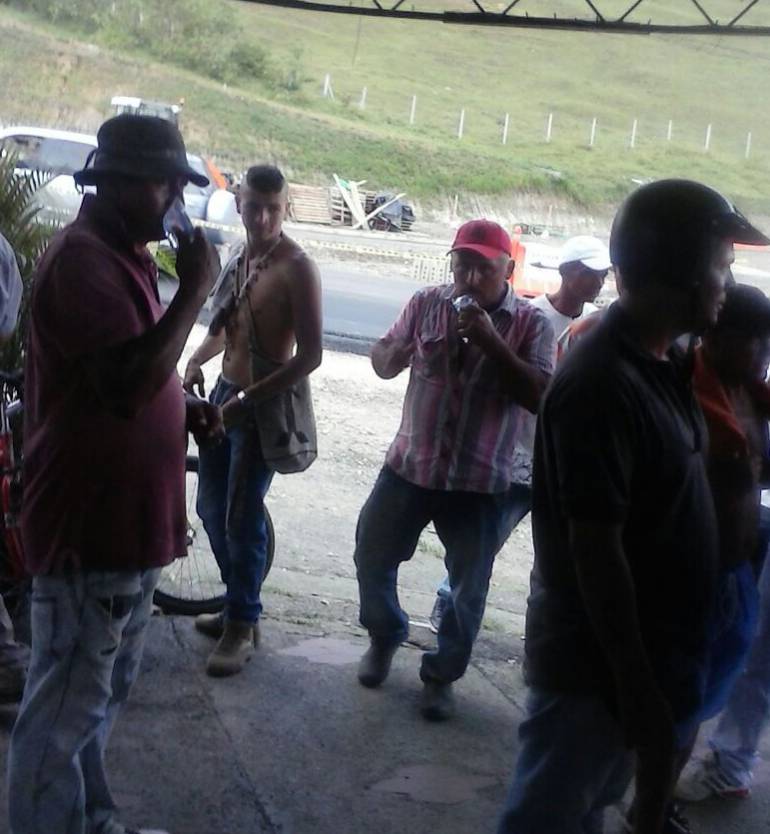 Los areneros protestaron por cierres en la vía a La Virginia