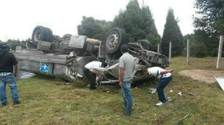 Accidente Tunja Bogotá leche: Accidente de vehículo de leche dejó un herido en vía Tunja-Bogotá