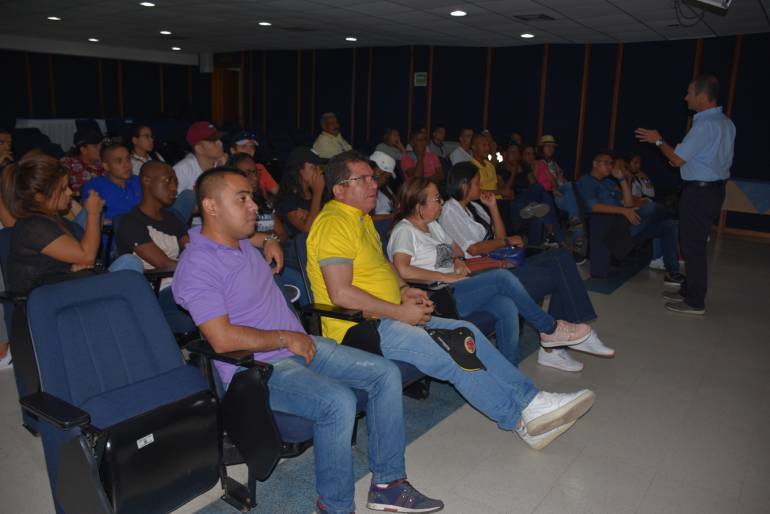 Estudiantes universitarios de Cali interesados en la Escuela Naval: Estudiantes universitarios de Cali interesados en la Escuela Naval